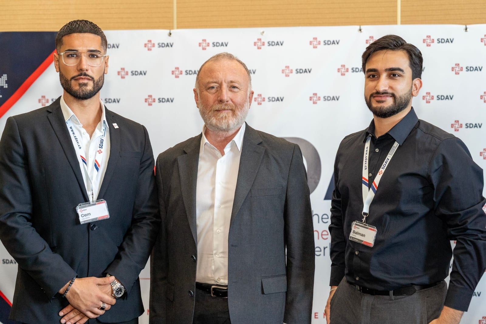 Cem Haligür with two participants in front of the SDAV backdrop.